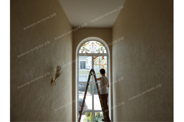 Монтаж витражной пленки в загородном доме на окно