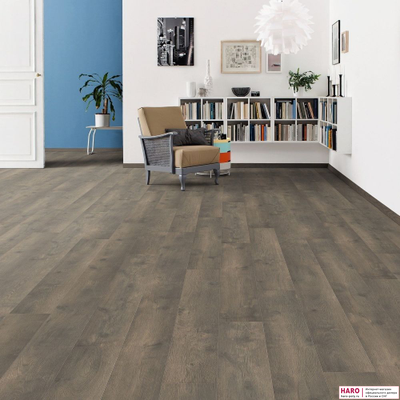 Декор ламината Haro Tritty 100 Дуб Бергамо Карбон 538694 в интерьере гостиной