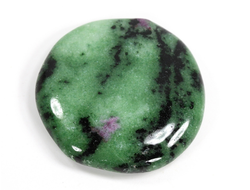 Корунд красный (светится в УФ) в цоизите, полировка плоская, Танзания (42*42*8 мм, 35 г) №35661