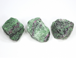 Корунд красный в цоизите, необработанный, в ассортименте (светится в УФ), Танзания (35*45 мм, 40-50 г) №27950