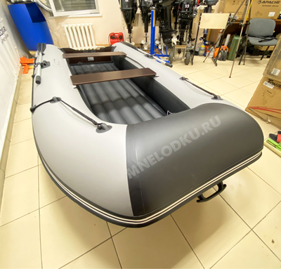 Моторная лодка REEF 325 НДНД вид с носа