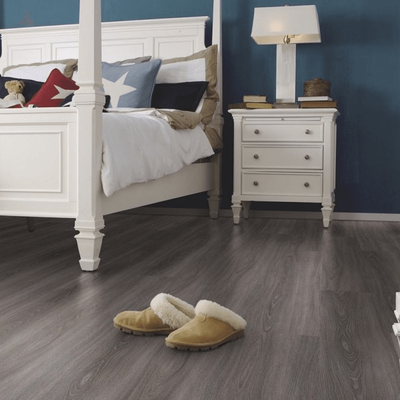 Виниловый пол Wineo 400 Wood Starlight Oak Soft DLC00116 в интерьере комнаты