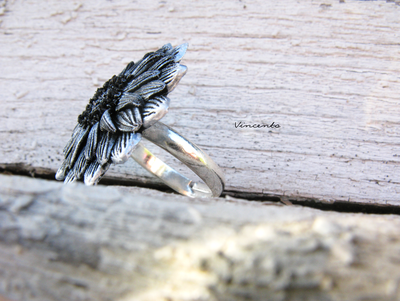 "Мерцание Ночи" - кольцо с серебристыми лепестками