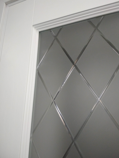 ЛАЙНДОР (УЛЬЯНОВСК)/ МОДЕЛЬ КАЛИНА-К/ НАТУРАЛЬНЫЙ ШПОН ЯСЕНЯ/ ПОЛОТНО ОСТЕКЛЕННОЕ/ ТОН 70 (ТЕКСТУРНАЯ БЕЛАЯ ЭМАЛЬ )