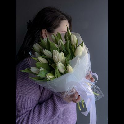 «Minimalism» из молочно-белых тюльпанов 19 шт