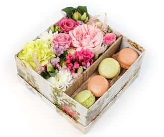 Коробка с цветами хризантема, астильба, берцелия, гвоздика, роза, эустома, макарони