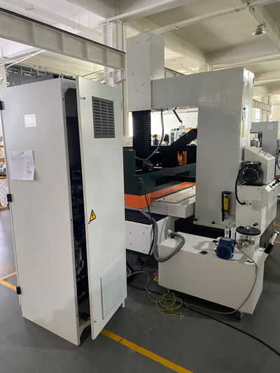 Проволочно-вырезной электроэрозионный станок