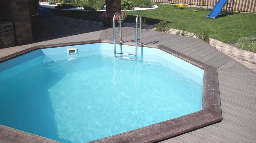 Бассейн выполнен по индивидуальным размерам заказчика. Чаша была частично погружена в землю и "обшита" деревянной террасой. В гидроизоляции и отделке бассейна была использована однотонная ПВХ пленка "Голубая".