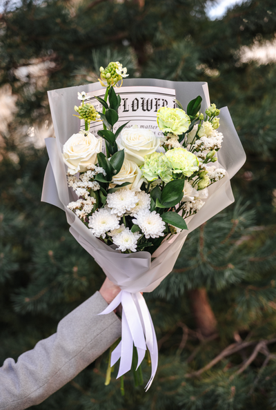 Белый с зелеными гвоздиками