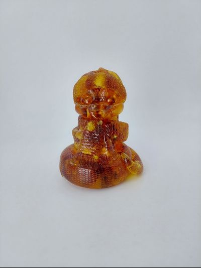 Змея в шапке с шарфом