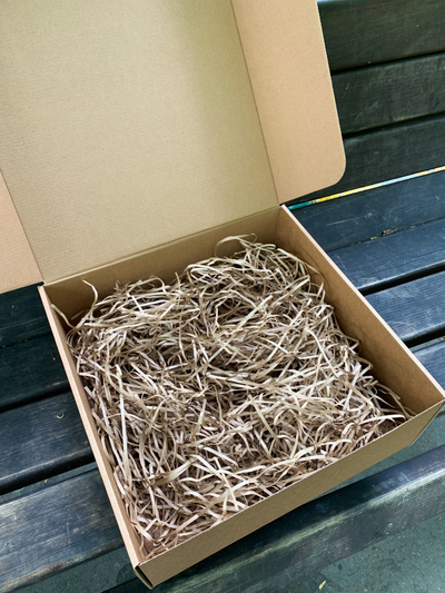 2 шт - Большая подарочная коробка с наполнителем и синей лентой (37x37x14 см)