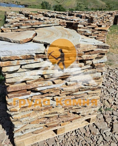 Бело-жёлтый песчаник, с разводом