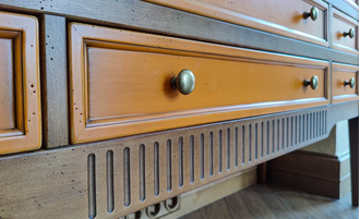 Комод с 9 ящиками на высоких ножках.