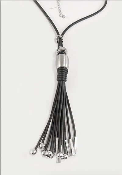 (АРТИКУЛ: 9338/02) КОЛЬЕ ЖЕНСКОЕ, КРУПНАЯ СЕРЕБРИСТАЯ ПОДВЕСКA, ЧЕРНЫЙ КАУЧУКОВЫЙ ШНУРОК