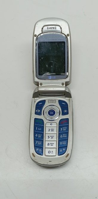 Неисправный телефон LG-F1200 (нет АКБ, не включается)