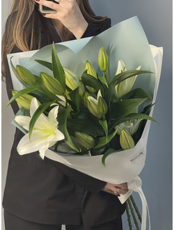 Букет 3 белых лилии в упаковке