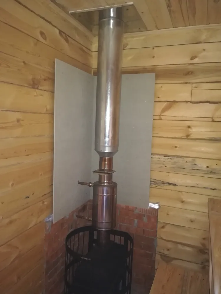 В парилке так же установлен полог, установлена банная печь с защитными экранами