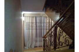 Шторы на лестнице. Портьеры двух видов. Бандо также состоит из двух тканей.