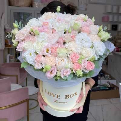 Букет в шляпной коробке L кремовый микс