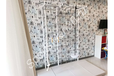 "РОКИ С РУКОХОДОМ" (ВЯЗ. СЕТКА), цвет бело-серый, лиана мягкая серая, мат 2х1х0,1 складной, цвет  пастель. Замена пластиковых гимнастических колец на деревянные.