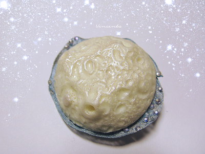 Мистическая луна. Брошь в виде луны из полимерной глины. Украшение светится в темноте