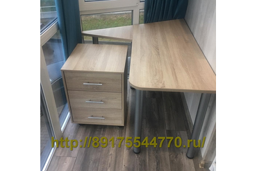 005 Стол и выкатная тумба с тремя ящиками. Сделано по эскизам и размерам заказчика.
ЛДСП Egger. H 1145 Дуб Бардолино натуральный. Cтруктура -ST10.