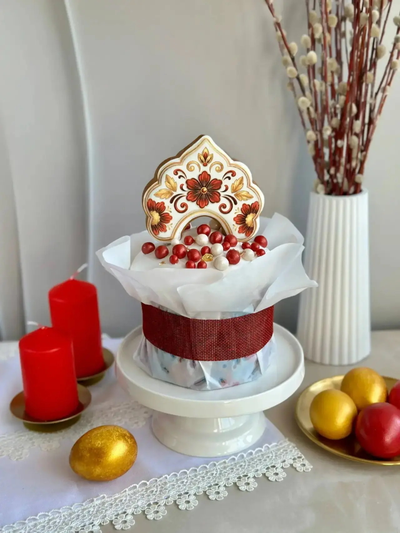 Кулич с пряничным кокошником