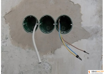 Установка тройных подрозетников в стене дома Москва ИВАНМАСТЕР