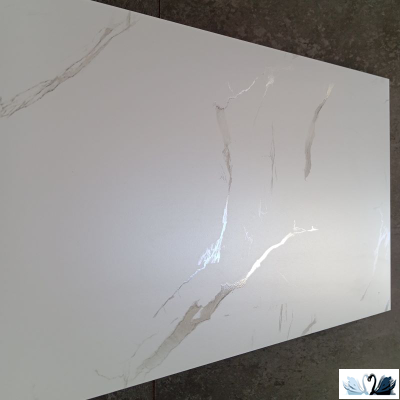 Плитка настенная Eurotile Hindi Luster 30x60 см под мрамор. На фото хорошо виден эффект люстра