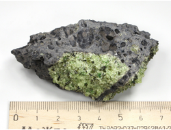 Хризолит (Перидот, Оливин) кристаллы на породе, США (70*50*30 мм, 103 г) №27238