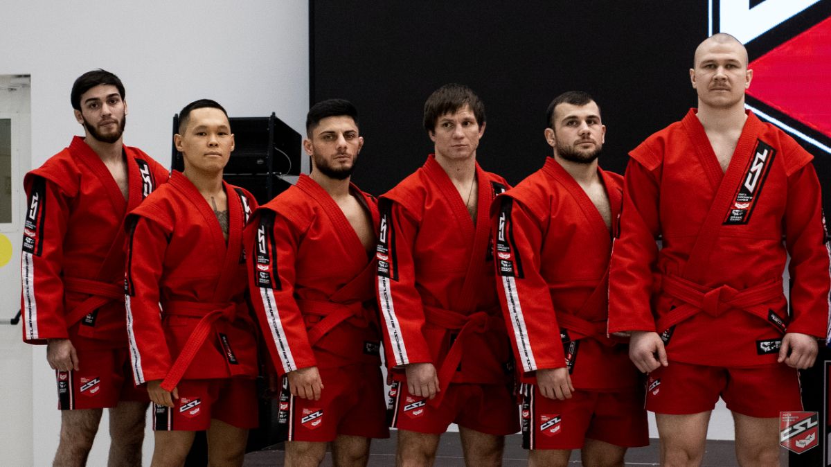 Чемпионы и участники первого в 2026 году турнира Лиги боевого самбо в Новом Уренгое на общем фото