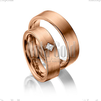 Матовые широкие обручальные кольца из красного золота с ромбическим бриллиантом в женском кольце пря