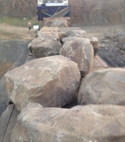 Валун серо синий песчаник