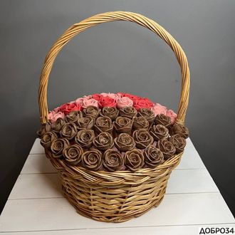 Корзина с клубникой и шоколадными розами «Уимми» фото1