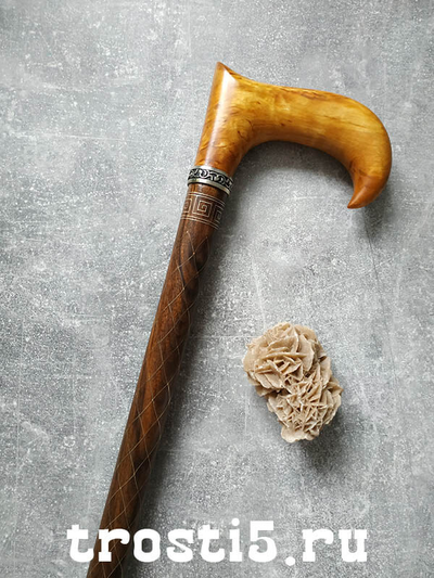 Эксклюзивная опорная трость из премиальной древесины с рукоятью из карельской березы и инкрустацией