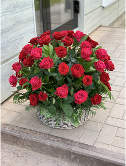 Корзина траурная  из 70 красных роз