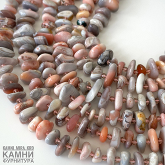 Агат Ботсвана розовый крупные чипсы фри-форм 13-20х7-9 мм через стеклянный рондель, цена за нить 19 см