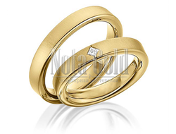 Классические обручальные кольца из жёлтого золота с ромбическим бриллиантом в женском кольце прямоуг
