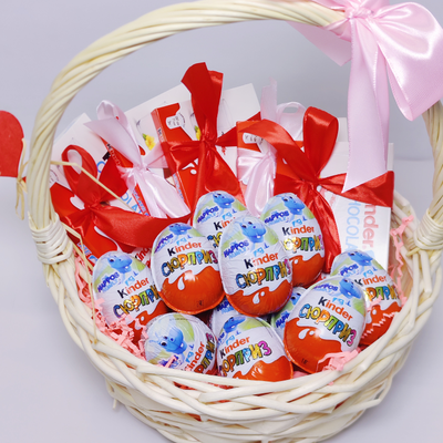 Подарочная корзина Киндер сюрприз и Киндер шоколад большая