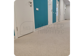 Визуальная гармония: монтаж бело-серого плинтуса Dollken S100 обеспечивает безупречное сочетание теплых и холодных оттенков, создавая сбалансированный образ.