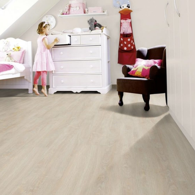 Виниловый пол Wineo 800 Wood Salt Lake Oak DB00079 в интерьере детской комнаты