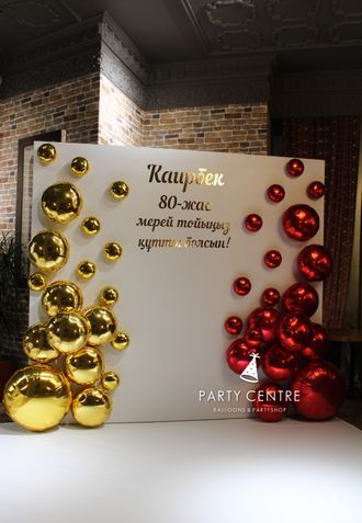 Фотозона из фольгированных кругов