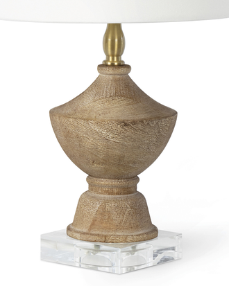 Деревянная настольная лампа с белым абажуром из хлопка.