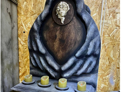 Pedestals with faces for masks