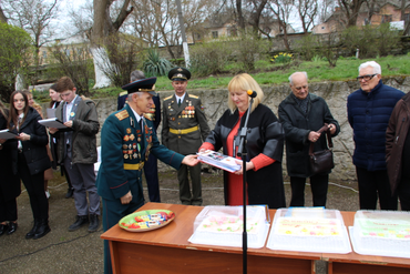 Торжественная линейка в школе № 1 имени Володи Дубинина - 9.04.2021