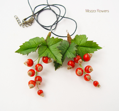 Кулон-брошка с красной смородиной (2 в одном) мини.