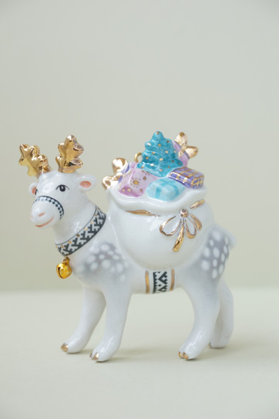 Олень с мешком