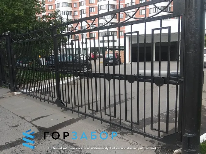 Секционный забор с элементами ковки