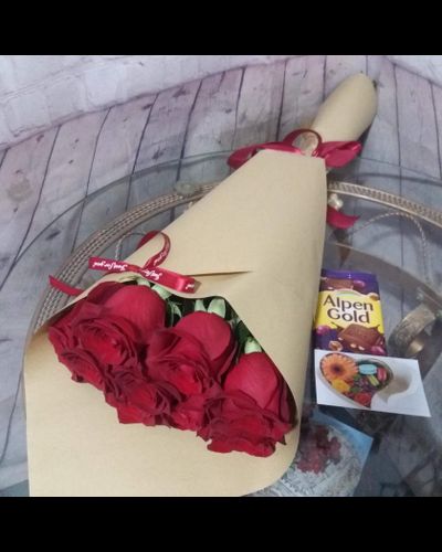 Букет из 7 красных голландских роз и шоколада