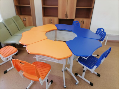 Стол-трапеция на роликах (складная столешница)